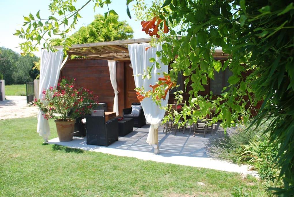 Le Cabanon Tendance Du Luberon Mérindol Exterior photo